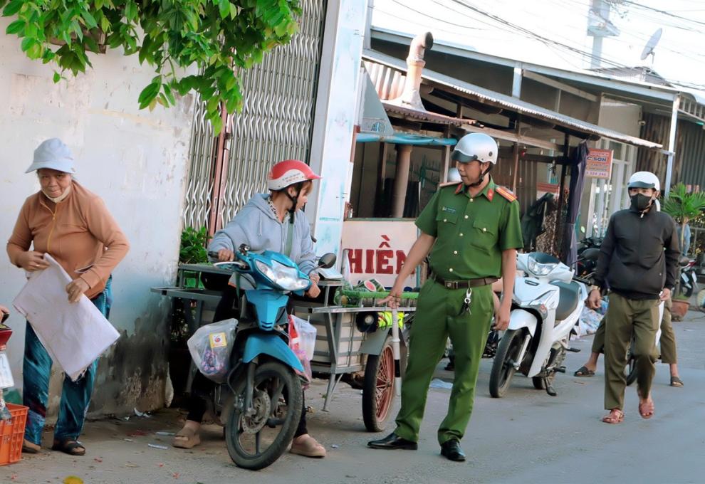Long Kiến ra quân lập lại trật tự hành lang giao thông đường bộ