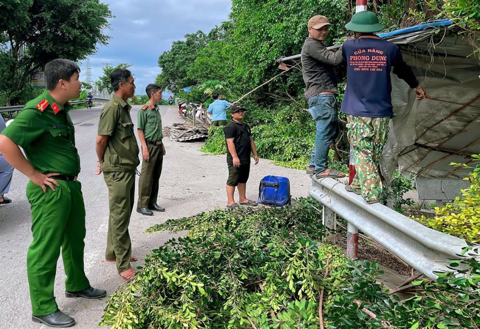 Xã Long Kiến tháo dỡ hai công trình vi phạm hành lang giao thông
