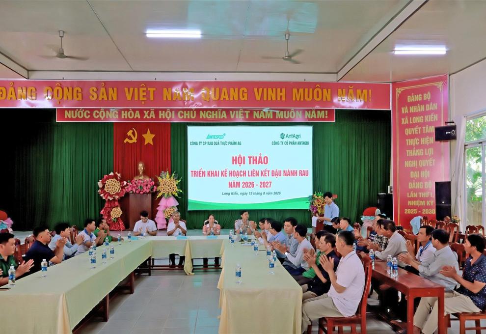 Xã Long Kiến hỗ trợ nông dân liên kết trồng đậu nành rau