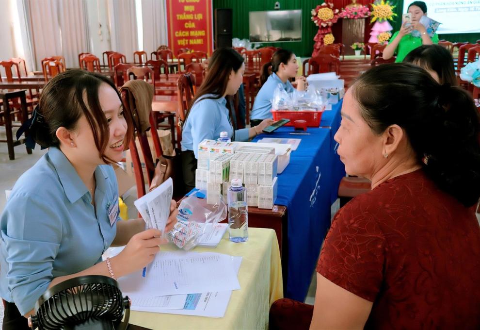 Nhiều người dân xã Long Kiến được khám mắt miễn phí