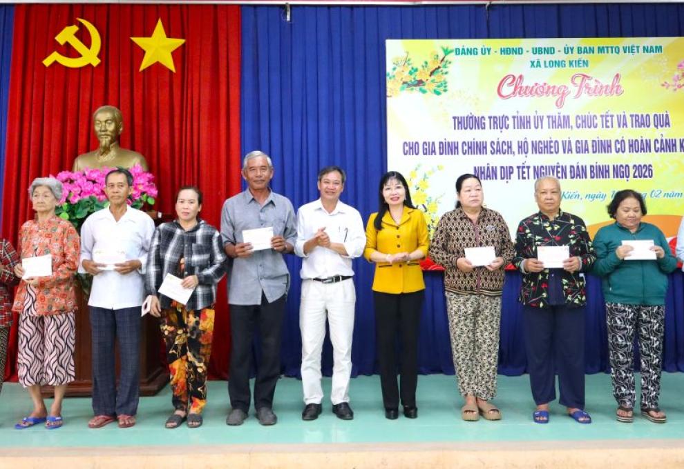 Phó Bí thư Tỉnh ủy thăm, chúc Tết và tặng quà cho hộ nghèo, hộ cận nghèo và gia đình có hoàn cảnh khó khăn