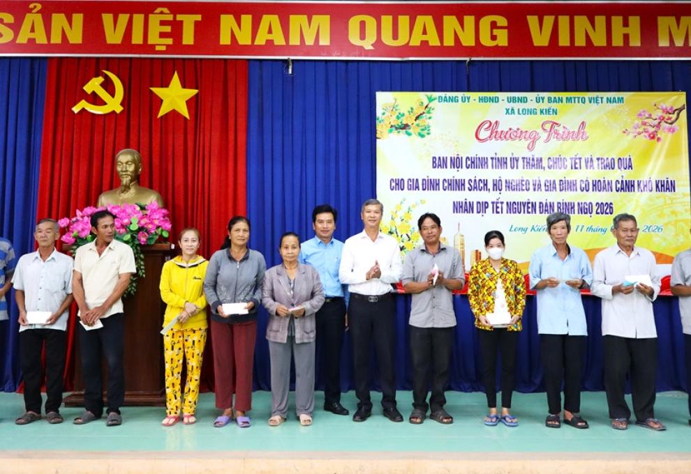 Phó Trưởng Ban Nội chính Tỉnh ủy thăm, chúc Tết và tặng quà cho gia đình chính sách, hộ nghèo và gia đình có hoàn cảnh khó khăn