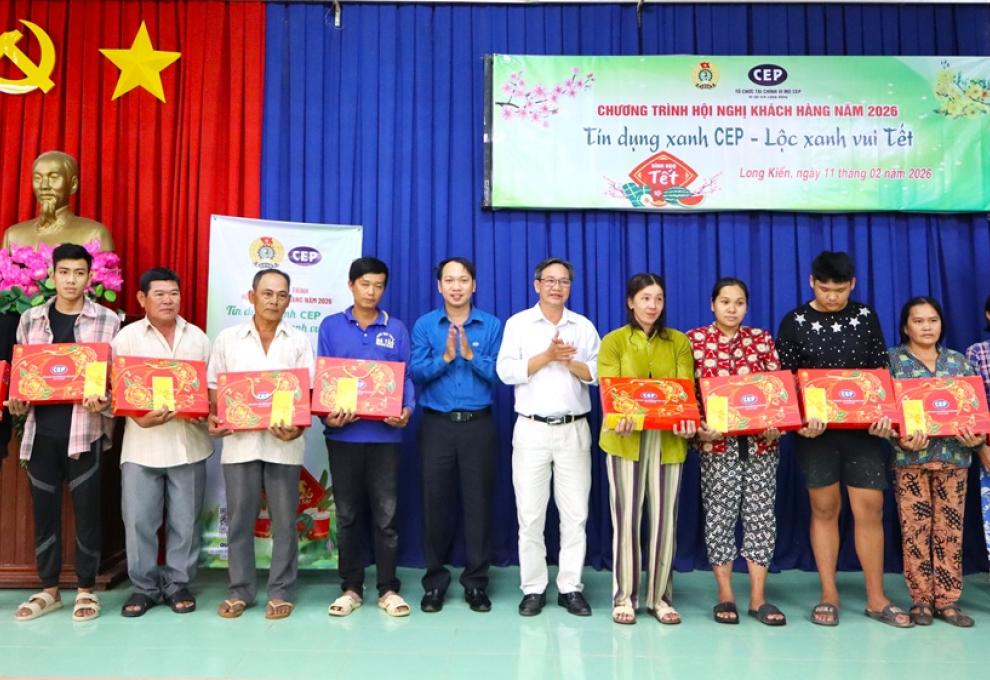 Tổ chức Tài chính Vi mô CEP chi nhánh An Giang tặng quà Tết