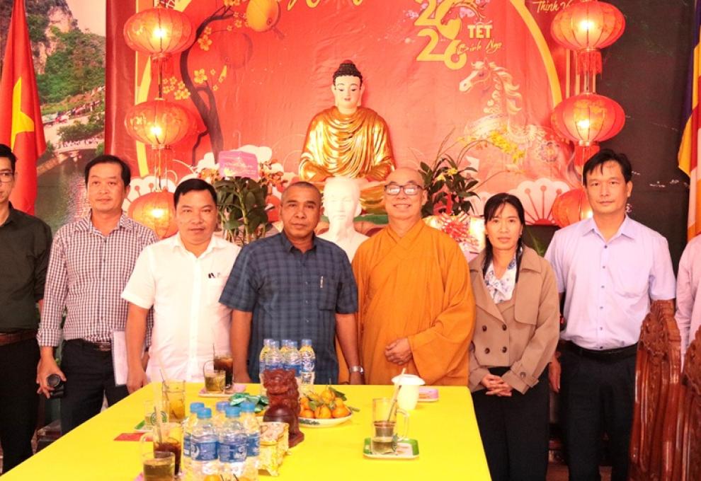Phó Giám đốc Sở Dân tộc và Tôn giáo tỉnh đến thăm và chúc mừng Chủ trì Chùa Vạn Đức