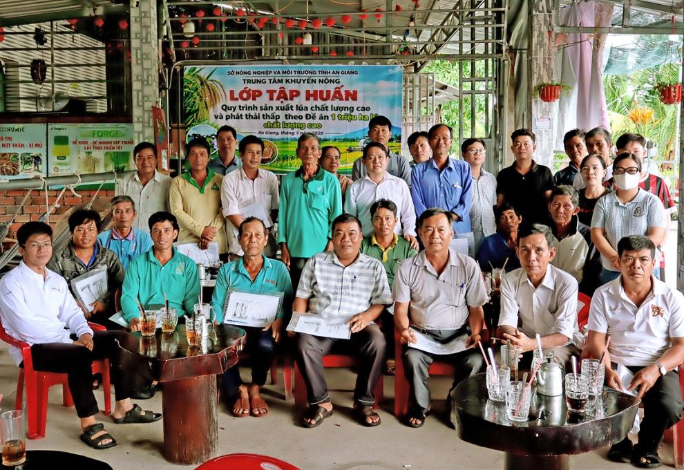 Trung tâm Khuyến nông tập huấn Quy trình lúa chất lượng cao và phát thải thấp tại xã Long Kiến