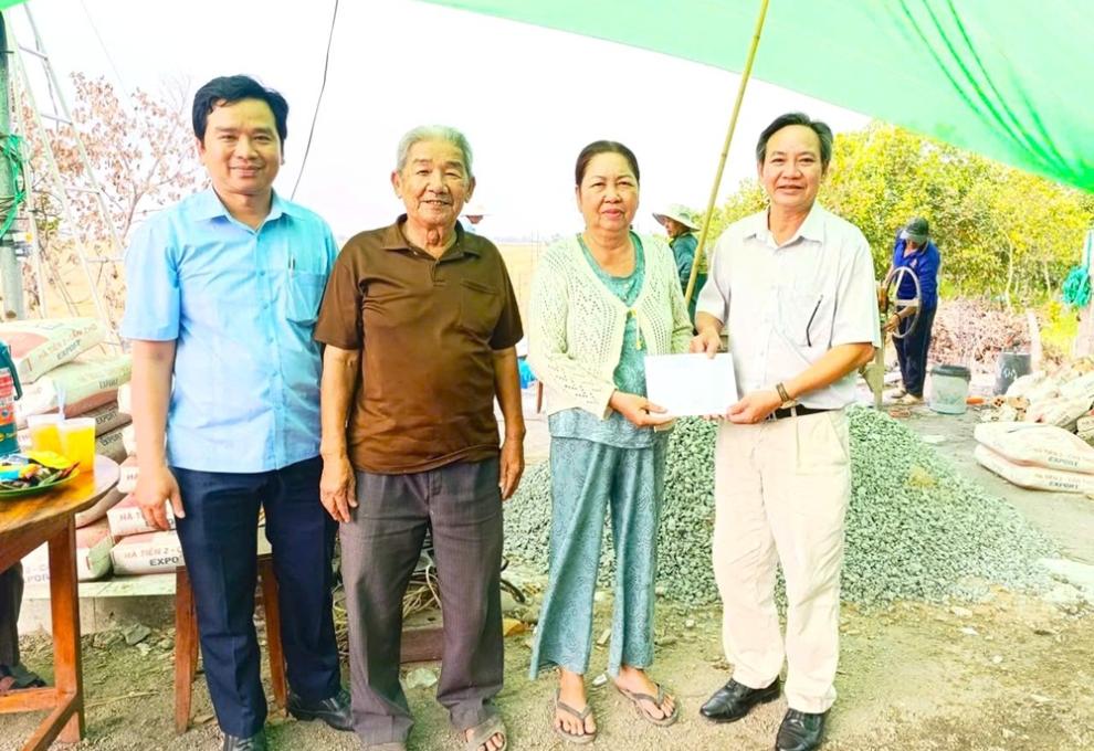 Lãnh đạo đảng uỷ thăm và tặng quà gia đình bị hỏa hoạn tại An Bình