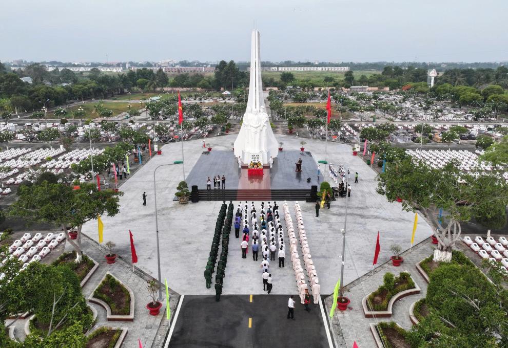 Lãnh đạo tỉnh An Giang viếng Nghĩa trang Liệt sĩ tỉnh tại phường Rạch Giá