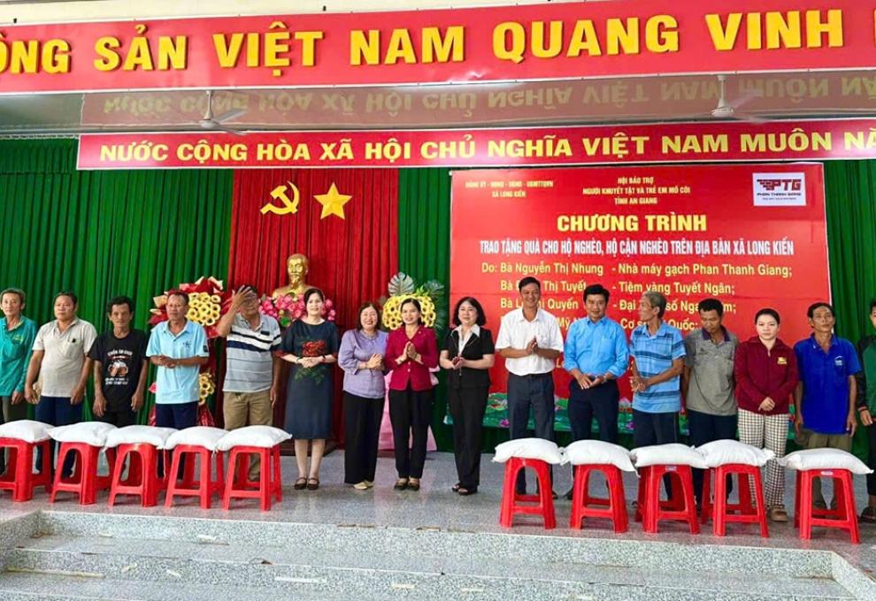 Trao tặng 200 phần quà cho hộ nghèo, hộ cận nghèo