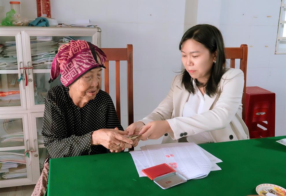 Xã Long Kiến hoàn thành phát tiền cho gia đình có công