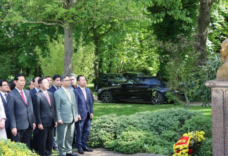 Đoàn công tác UBND tỉnh An Giang dâng hoa Chủ tịch Hồ Chí Minh ở thành phố Montreuil của Pháp