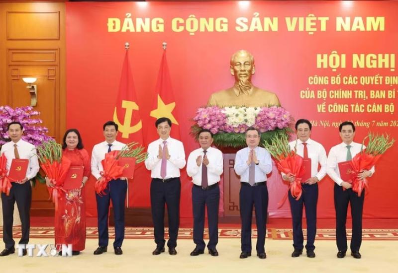 Hội nghị công bố các quyết định của Bộ Chính trị, Ban Bí thư về công tác cán bộ