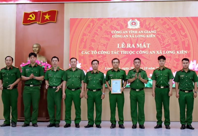 CÔNG AN XÃ LONG KIẾN RA MẮT CÁC TỔ CÔNG TÁC TRỰC THUỘC