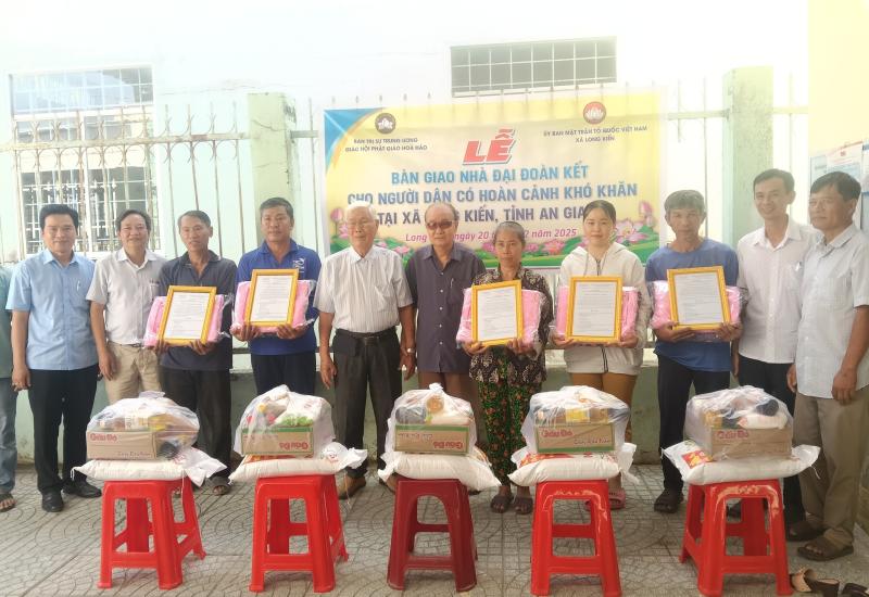 Long Kiến bàn giao 5 căn nhà Đại đoàn kết