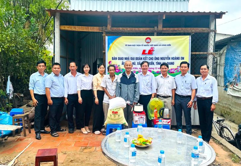 Lễ bàn giao nhà đại đoàn kết tại xã long kiến