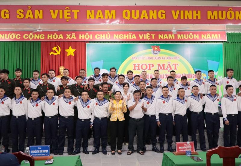 Thanh niên xã Long Kiến hăng hái lên đường nhập ngũ