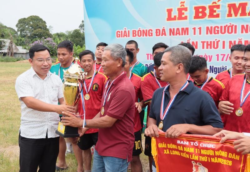 Bế mạc giải bóng đá nông dân 11 người xã Long Kiến