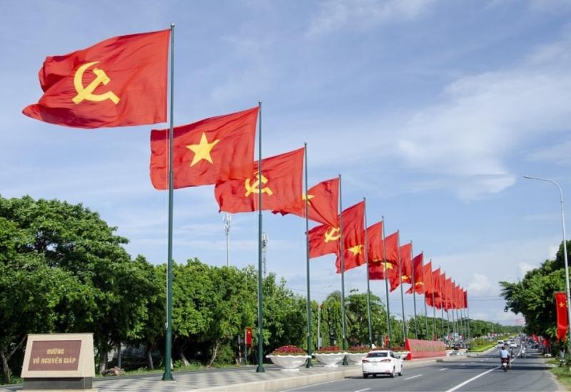 Treo cờ Tổ quốc chào mừng Đại hội đại biểu toàn quốc lần thứ XIV của Đảng