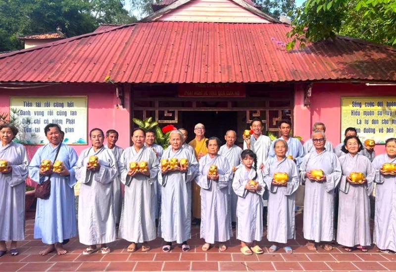 Khóa niệm phật tại Chùa Vạn Đức lan tỏa tinh thần từ bi qua mô hình nuôi heo đất