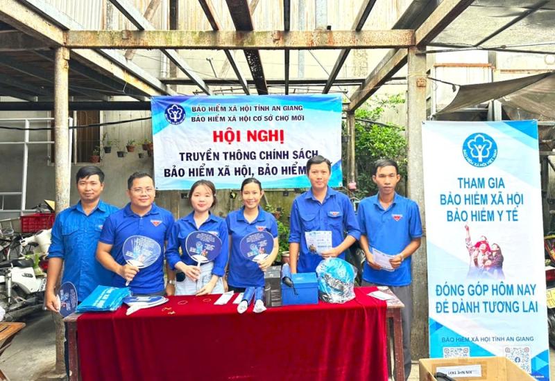 Tuổi trẻ Long Kiến ra quân tuyên truyền BHYT, BHXH tại chợ Mỹ An và chợ An Quới