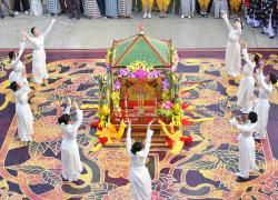 Hàng chục nghìn người tham gia Lễ phục hiện rước tượng Bà xuống núi