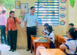 Bí thư Đảng ủy xã kiểm tra các trường học chuẩn bị năm học mới