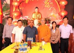 Phó Giám đốc Sở Dân tộc và Tôn giáo tỉnh đến thăm và chúc mừng Chủ trì Chùa Vạn Đức