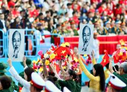 ÁNH SÁNG HỒ CHÍ MINH SOI ĐƯỜNG CHO CHÚNG TA ĐI