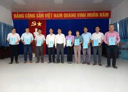 Lãnh đạo Trung tâm dịch vụ tổng hợp xã Long Kiến trao quyết định công tác cán bộ 