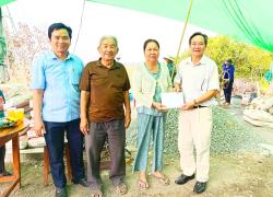 Lãnh đạo đảng uỷ thăm và tặng quà gia đình bị hỏa hoạn tại An Bình