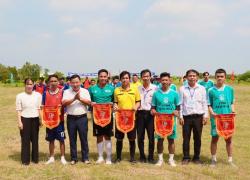 Khai mạc giải bóng đá nông dân 11 người xã Long Kiến