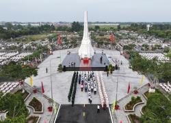 Lãnh đạo tỉnh An Giang viếng Nghĩa trang Liệt sĩ tỉnh tại phường Rạch Giá