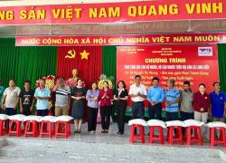 Trao tặng 200 phần quà cho hộ nghèo, hộ cận nghèo