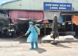Long Kiến đẩy mạnh công tác phun xịt, cấp thuốc sát trùng